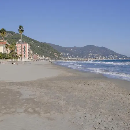 Alloggio Fronte Mare, 3 E Cortile Privato. Apartment Laigueglia