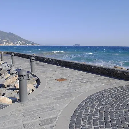 Alloggio Fronte Mare, 3 E Cortile Privato. Apartment *