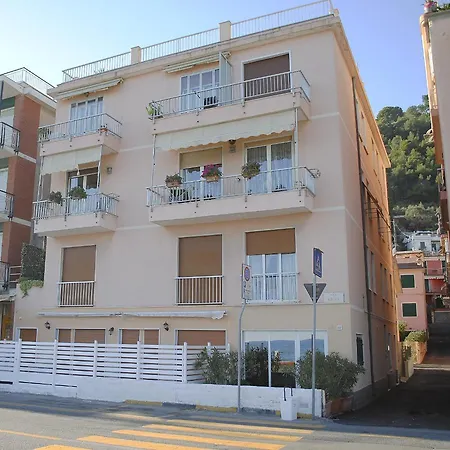 Alloggio Fronte Mare, 3 E Cortile Privato. Apartment Laigueglia