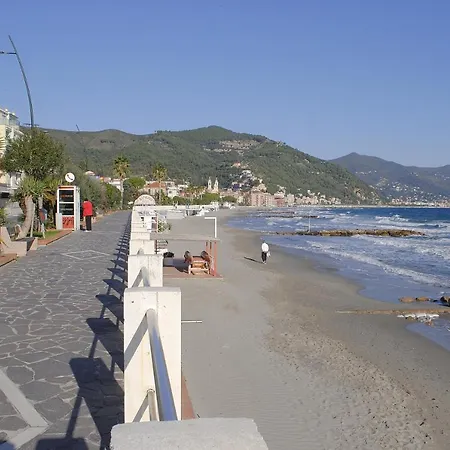 Apartment Alloggio Fronte Mare, 3 E Cortile Privato. Laigueglia